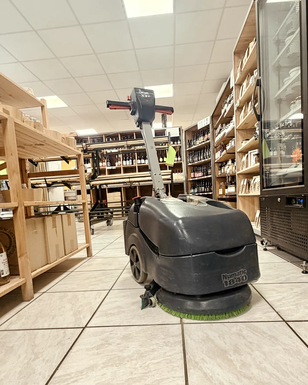 Entretien des allées et du carrelage d'une épicerie de l'Hérault à l'auto-laveuse, TIKA SOLUTION.