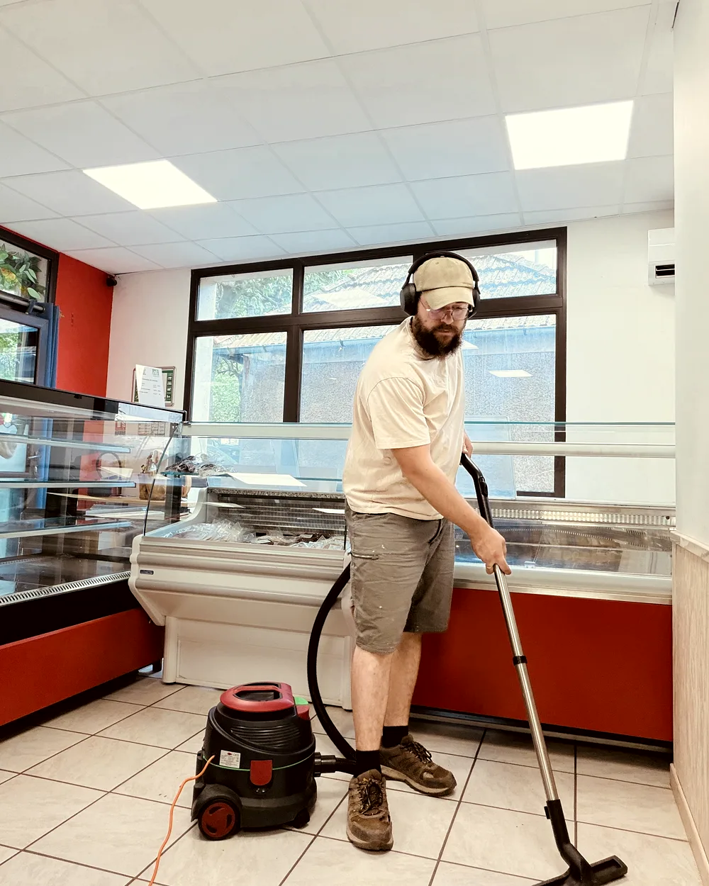 Aspiration des sols autour des meubles réfrigérés d'une épicerie de l'Hérault par TIKA SOLUTION.